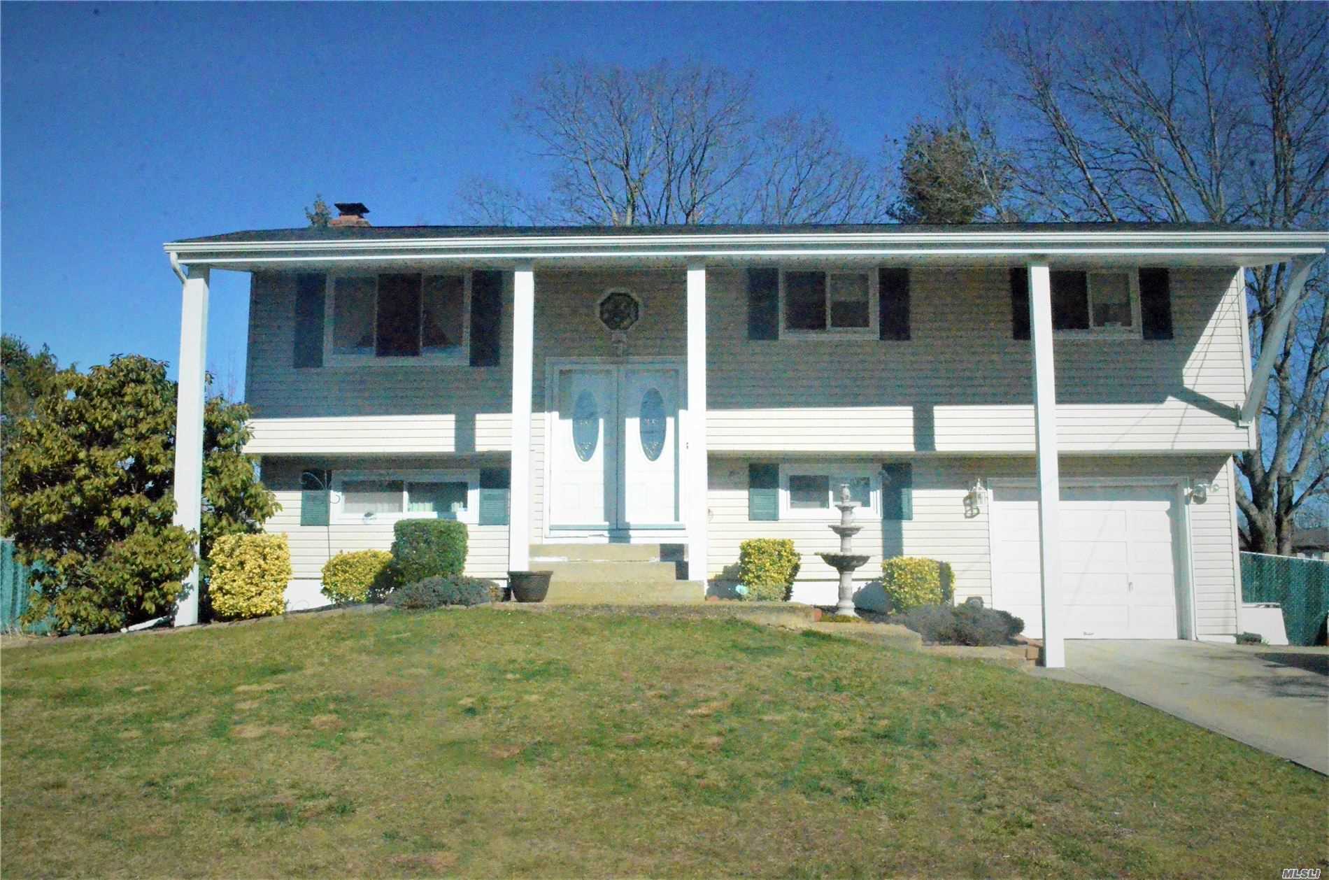 Property Photo:  5 Fiesta Drive  NY 11720 