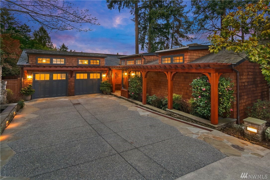 Property Photo:  322 Overlake Dr E  WA 98039 