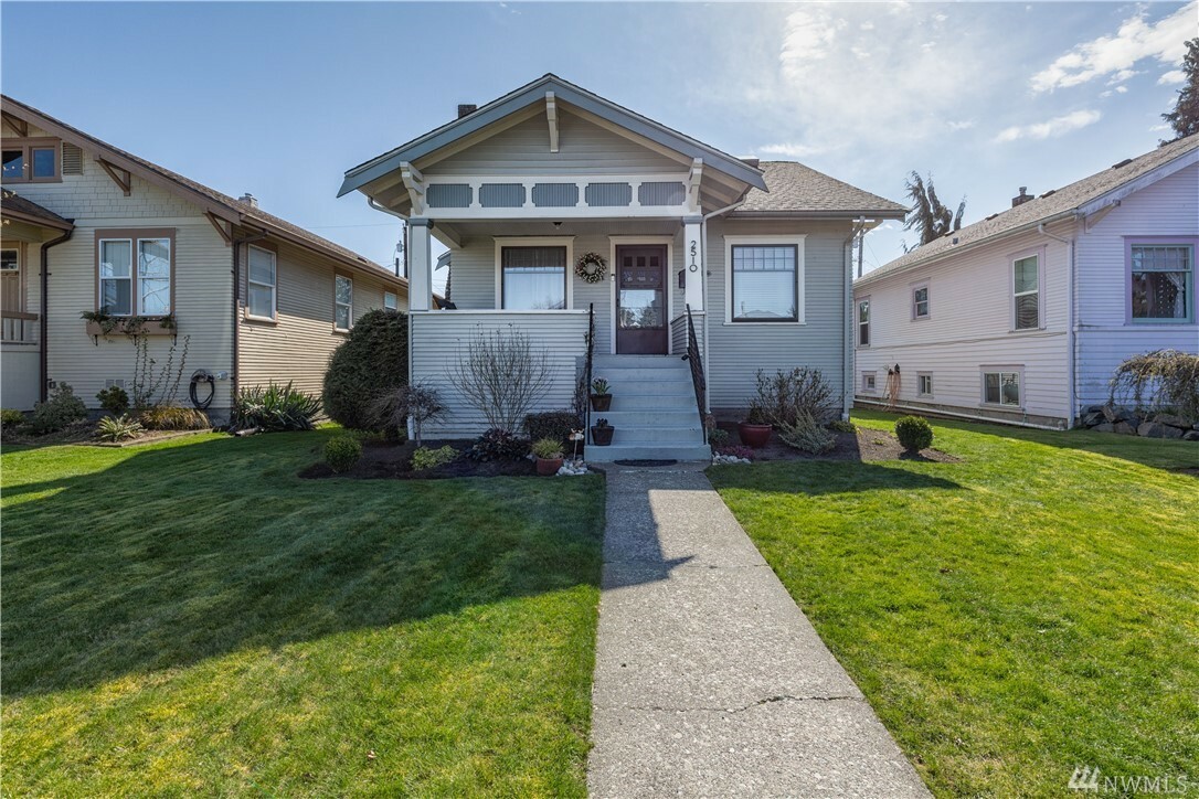 Property Photo:  2510 Leonard Dr  WA 98201 