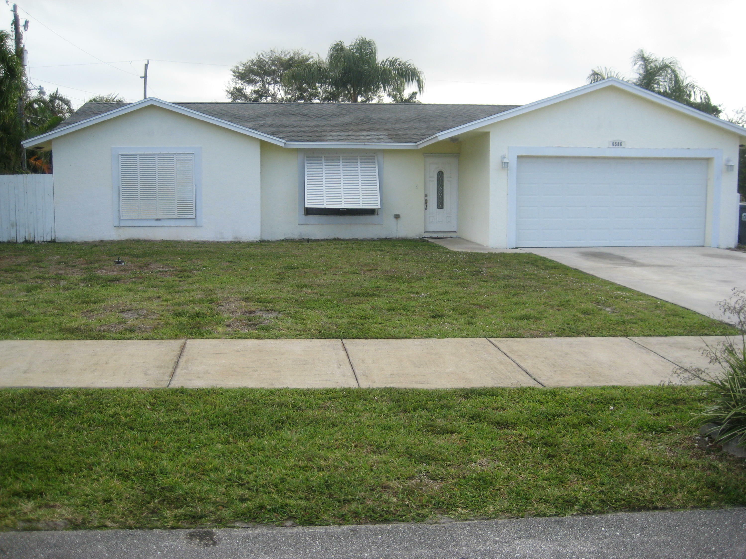 Property Photo:  6586 Venetian Drive  FL 33462 