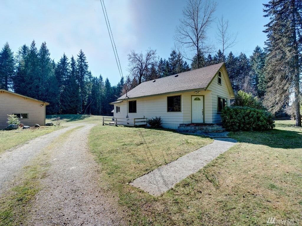 Property Photo:  8690 SE Sedgwick Rd  WA 98366 