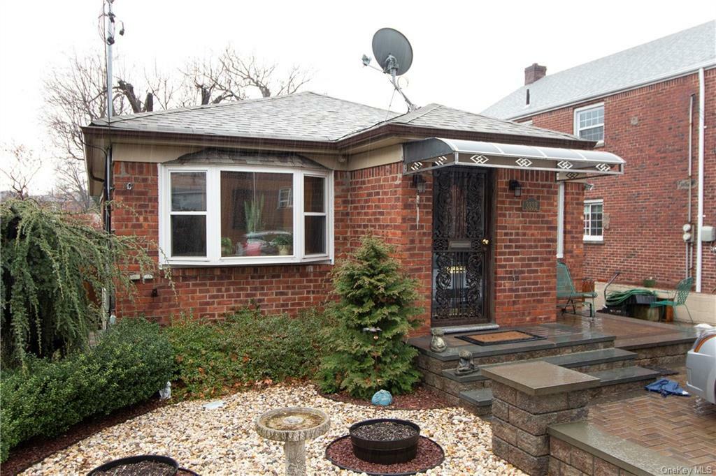 Property Photo:  3132 Spencer Drive  NY 10465 