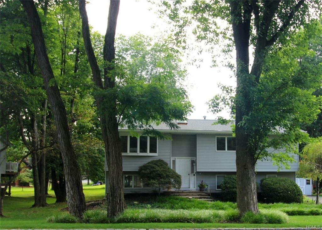 Property Photo:  4 Woodlake Drive  NY 10984 