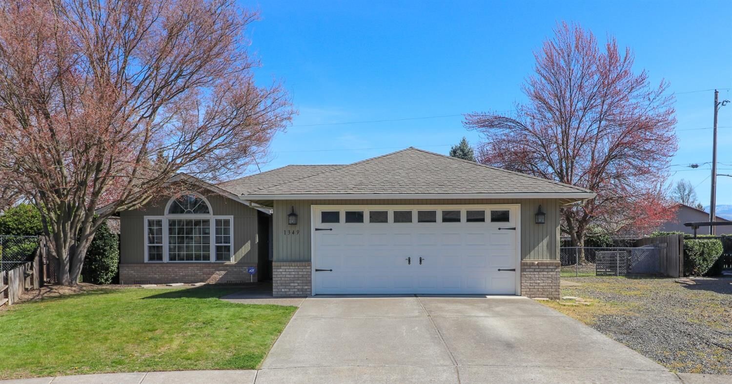 Property Photo: 1349 Franklin Court OR 97501