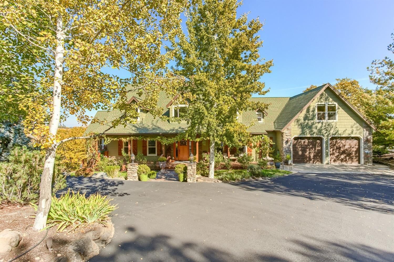 Property Photo: 3565 Livingston Road OR 97502