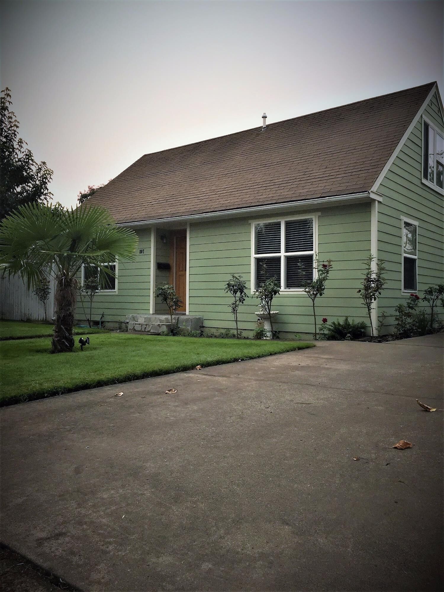 Property Photo: 807 Pennsylvania Avenue OR 97501