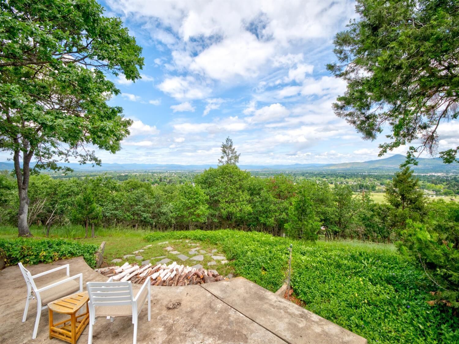 Property Photo: 2060 Andover Way OR 97501