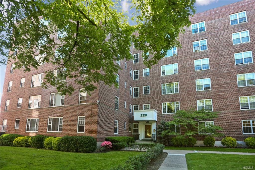 Property Photo:  220 Pelham Road 3F  NY 10805 