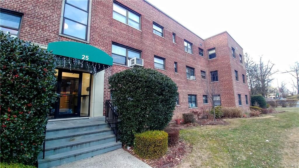 Property Photo:  25 Shady Glen Court 2D  NY 10805 