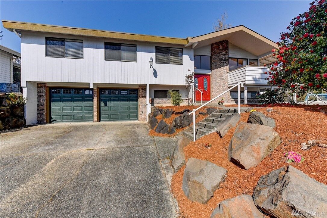 Property Photo:  26425  Somerset Lane  WA 98032 