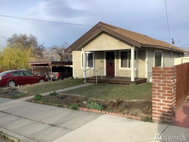 Property Photo:  409  Malaga Avenue  WA 98801 