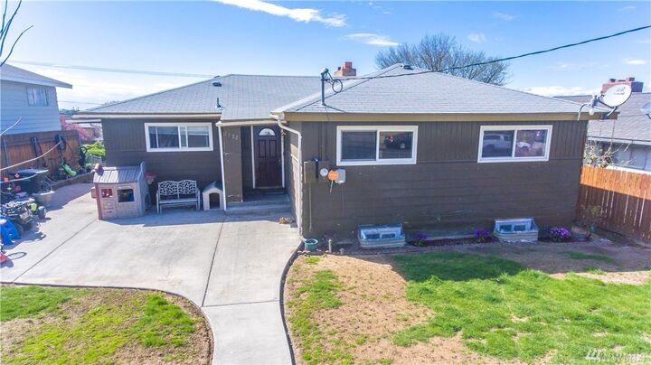 Property Photo:  1122 S Baker St  WA 98837 