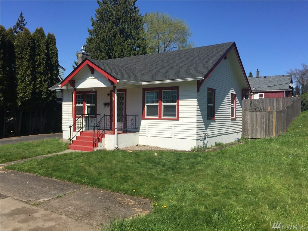 Property Photo:  707 Ayers St  WA 98626 