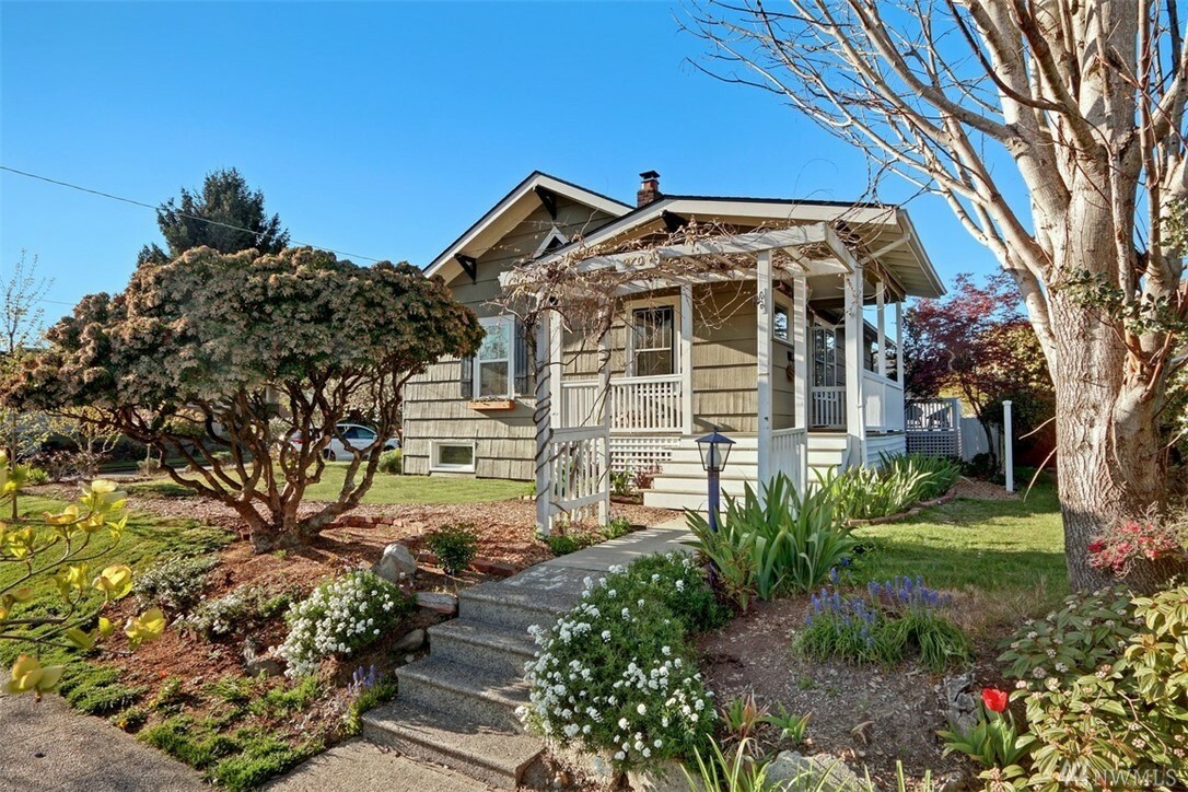 Property Photo:  2704 S Dawson St  WA 98108 