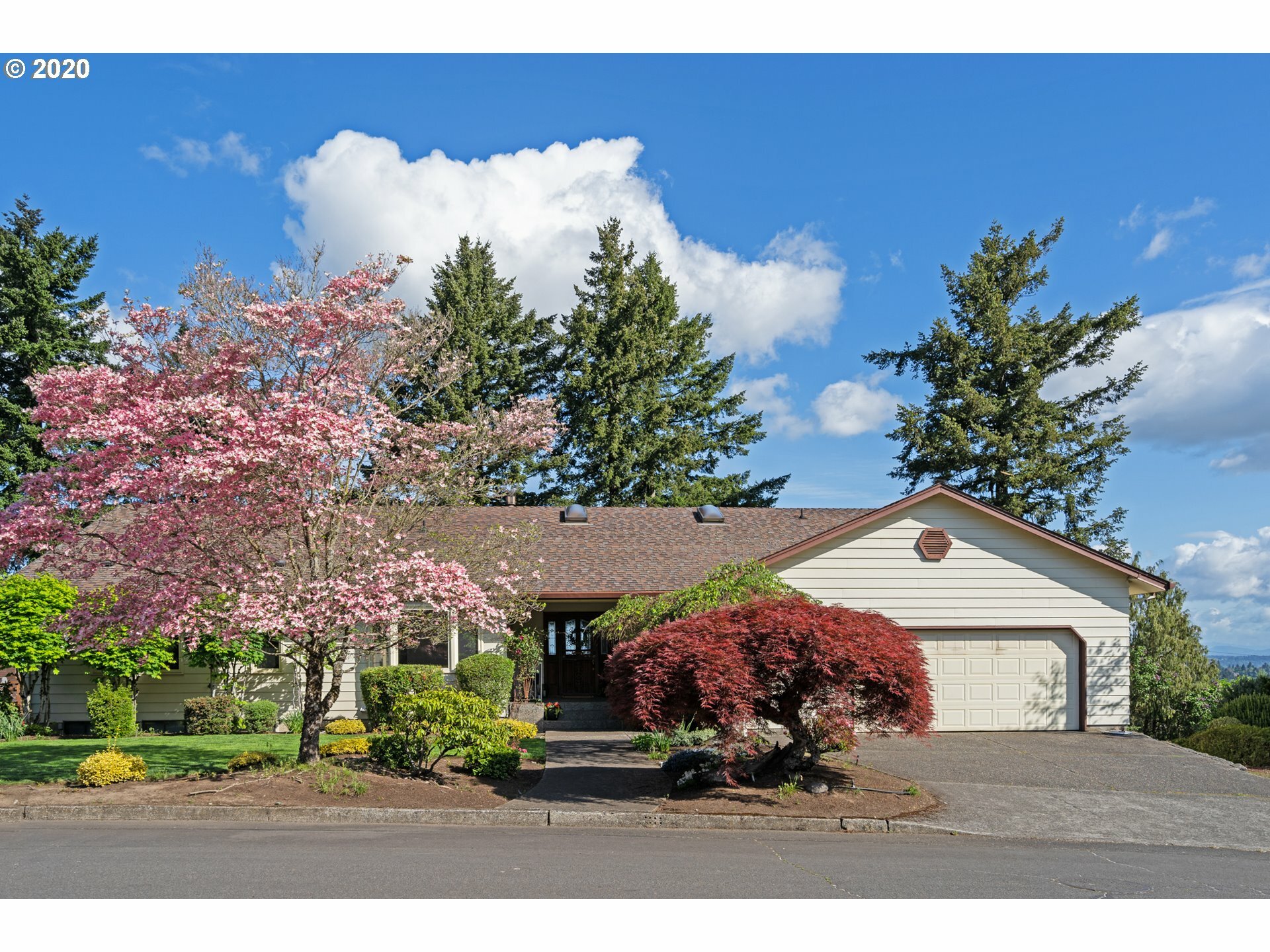 Property Photo: 6705 SE Ash Pl OR 97215
