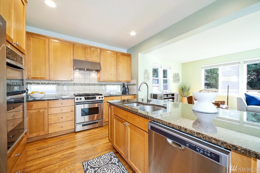 Property Photo:  660 Kitsap Ave NE  WA 98059 