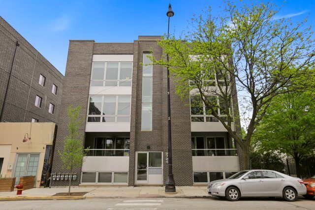 Property Photo: 2724 W Armitage Avenue 2W IL 60647