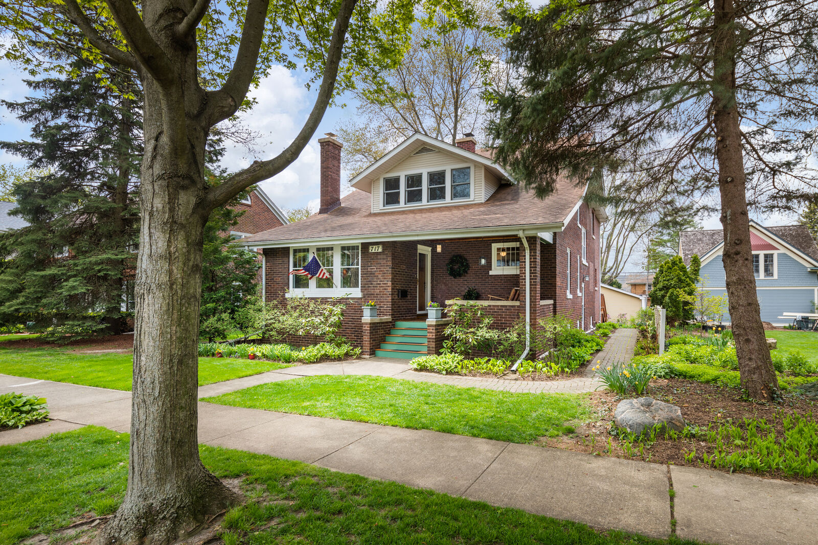 Property Photo:  717 North Ellsworth Street  IL 60563 
