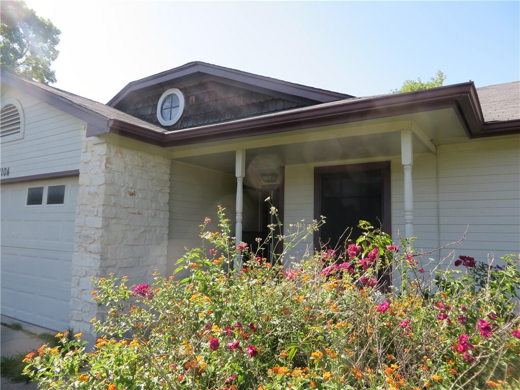 Property Photo:  1104 E Logan Street  TX 78664 