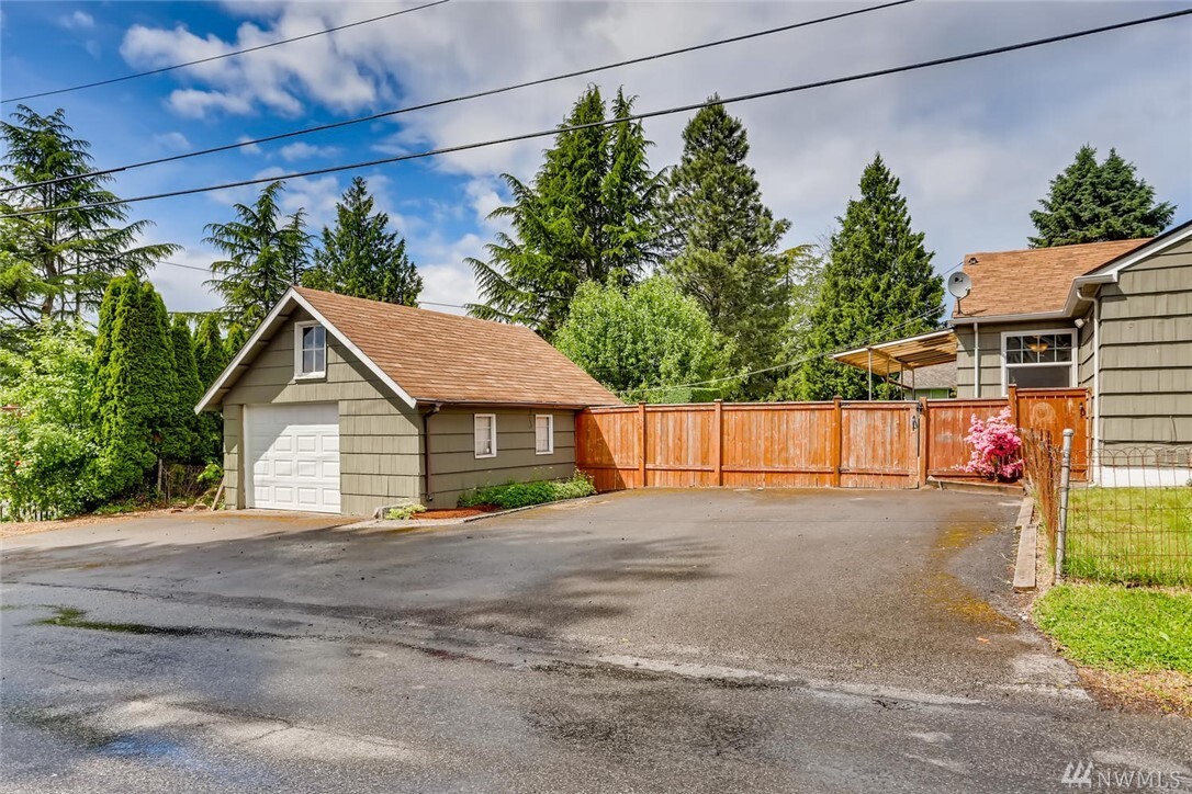 Property Photo: 635 Van De Vanter Avenue WA 98030