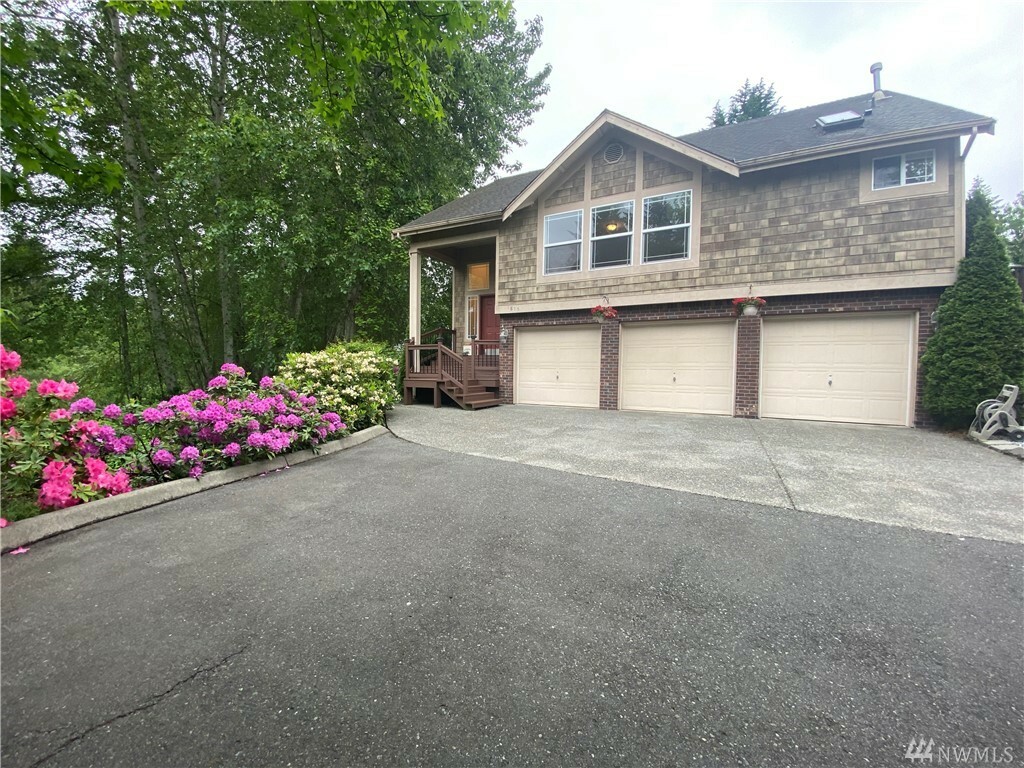 Property Photo: 1815 NE 27th Ct WA 98056