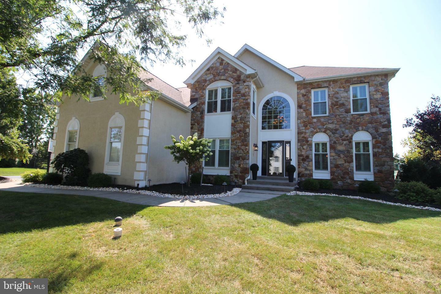 Property Photo: 1233 Bridle Estates Drive PA 19067