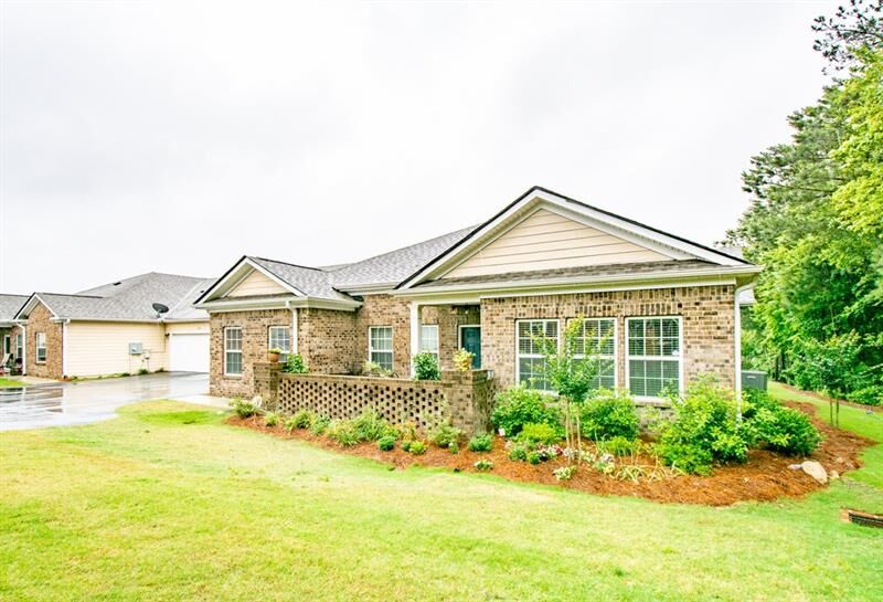 Property Photo: 323 Villa Park Circle 27 GA 30087