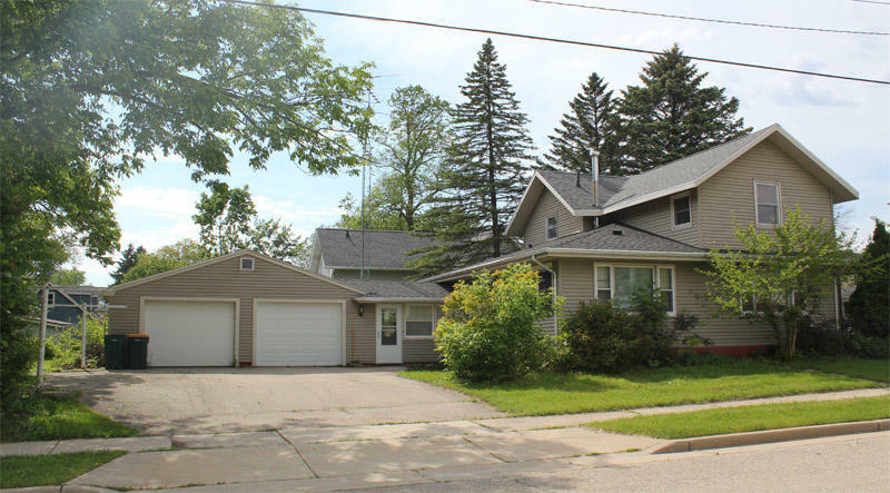 Property Photo:  190 E Oak Grove St  WI 53039 