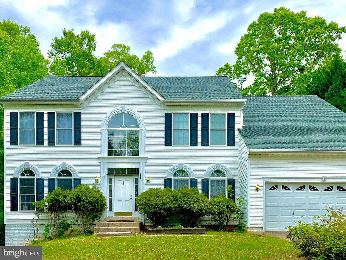 Property Photo: 8016 Knightshayes Drive VA 20111