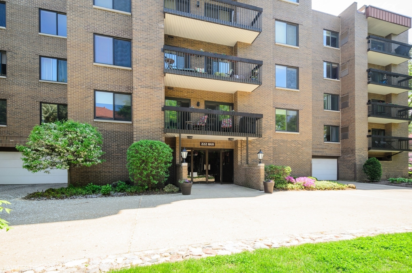 Property Photo: 222 Main Street 402 IL 60202