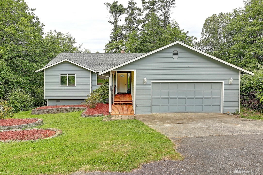 Property Photo:  1088 Pinehurst Ct  WA 98282 