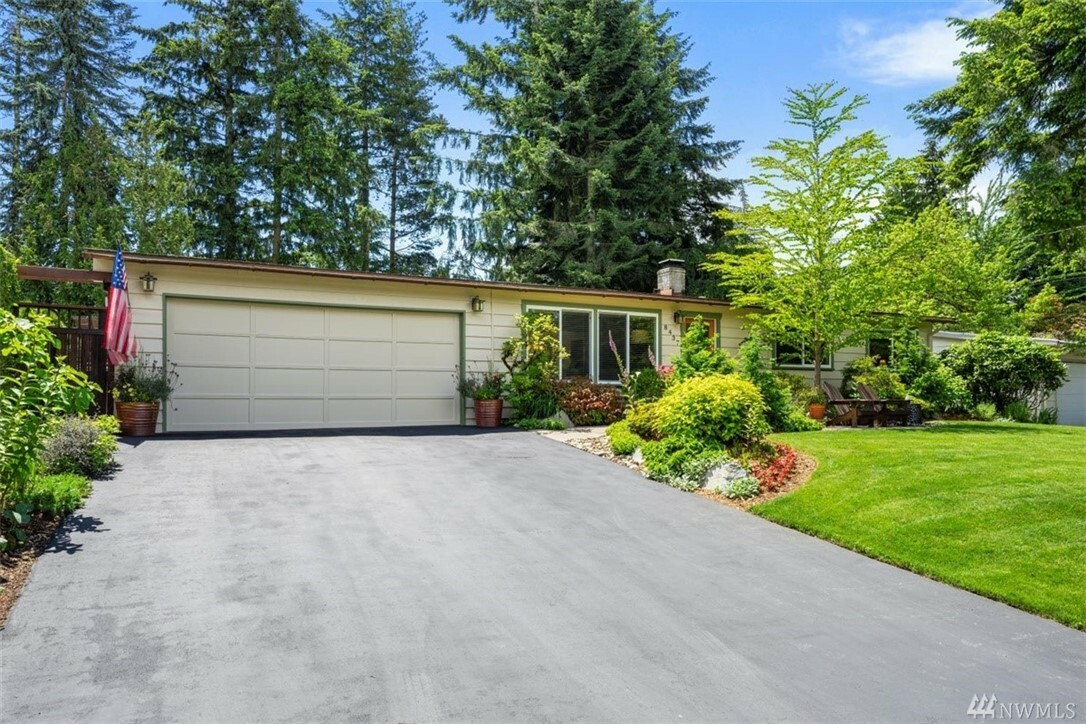 Property Photo:  8437 NE 140th St  WA 98034 