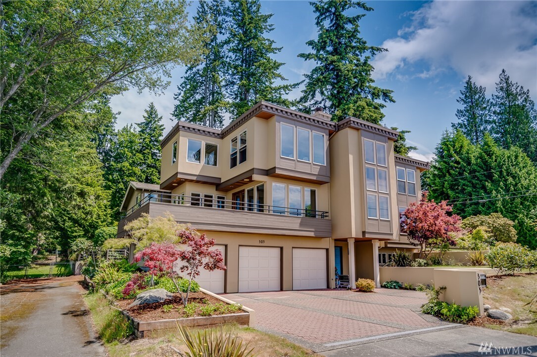 Property Photo: 305 10th Ave S WA 98020