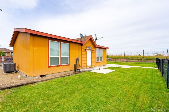 Property Photo:  370 Palen Rd  WA 98953 