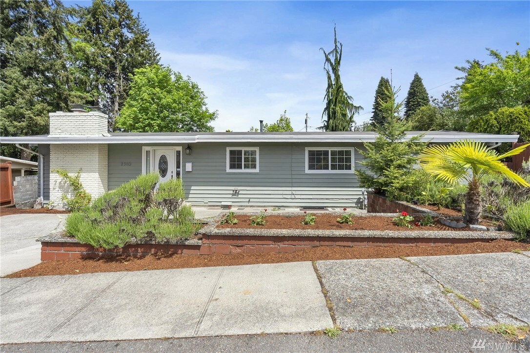 Property Photo:  2310 NE 8th St  WA 98056 