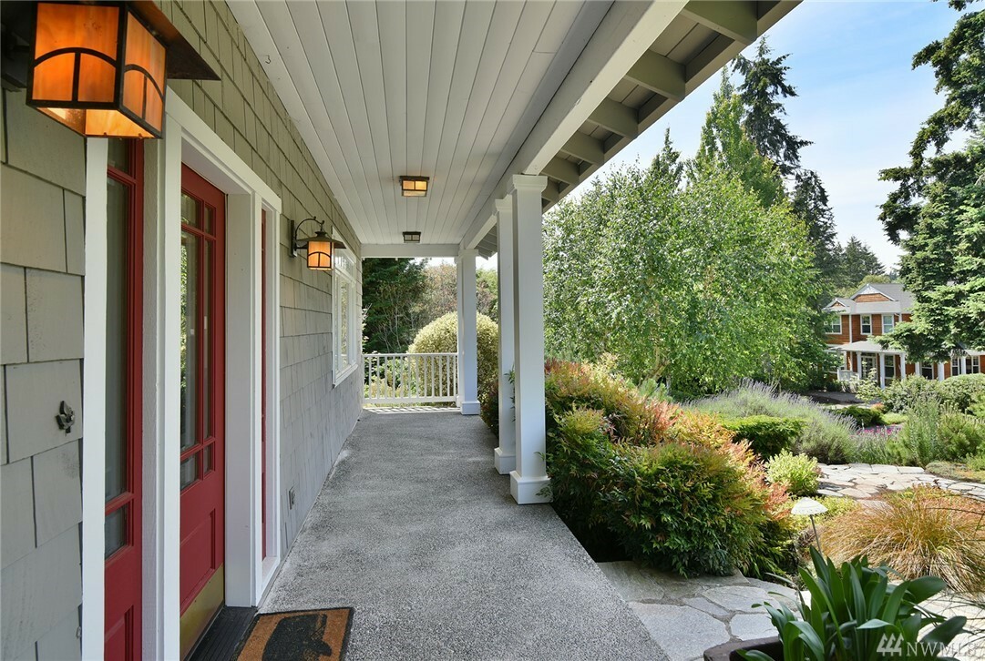 Property Photo:  368 Eakin Dr NW  WA 98110 