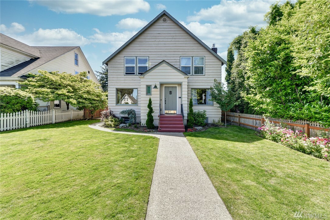 Property Photo: 1908 Rucker Ave WA 98201