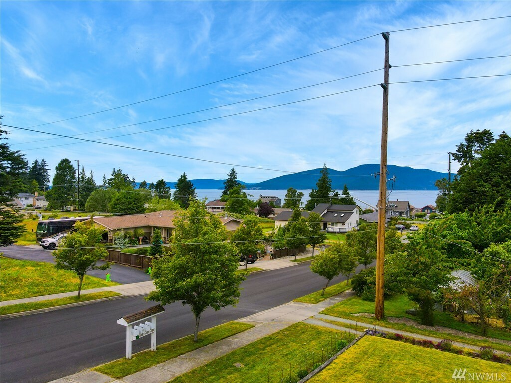 Property Photo:  1319 Dakota Ave  WA 98221 