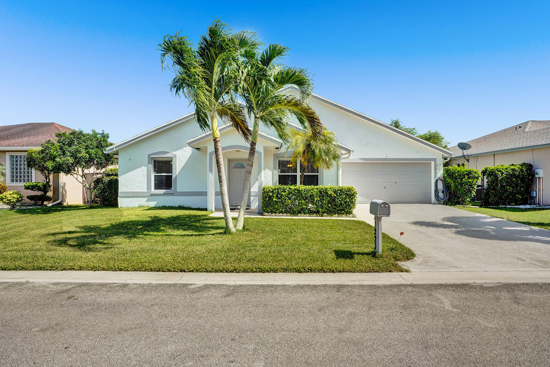 Property Photo: 1223 Baycourt Isle FL 33413