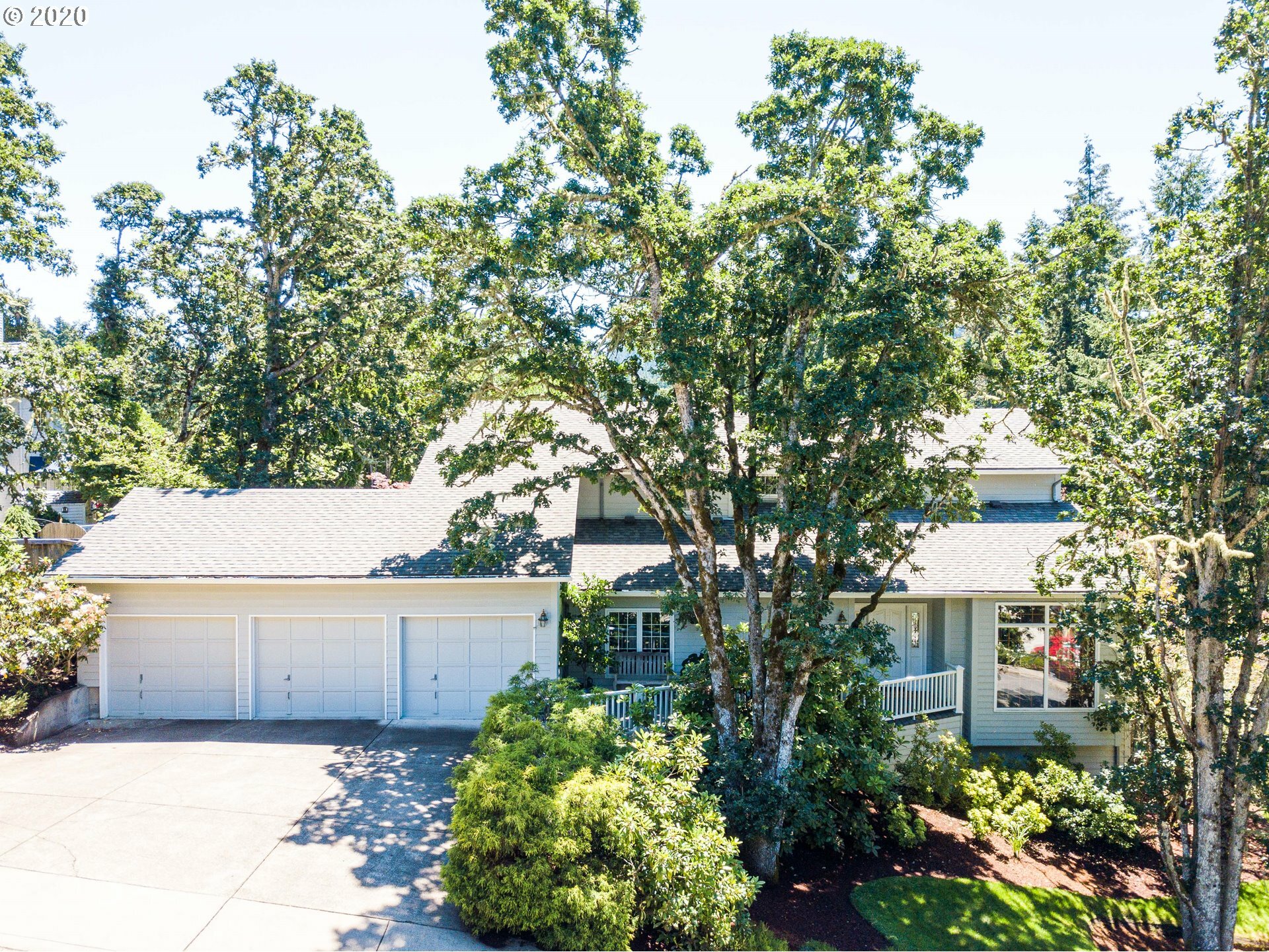 Property Photo: 5189 Solar Heights Dr OR 97405