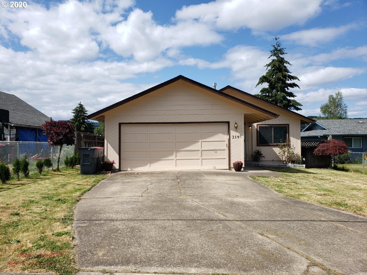 Property Photo:  219 SW Jefferson St  OR 97378 