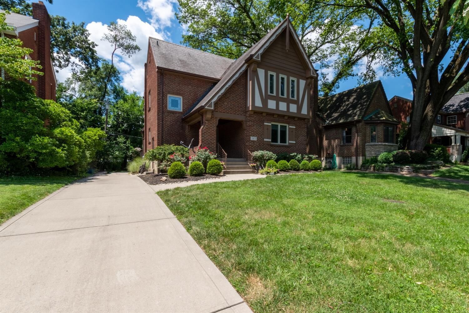 Property Photo: 3871 Drakewood Dr OH 45209