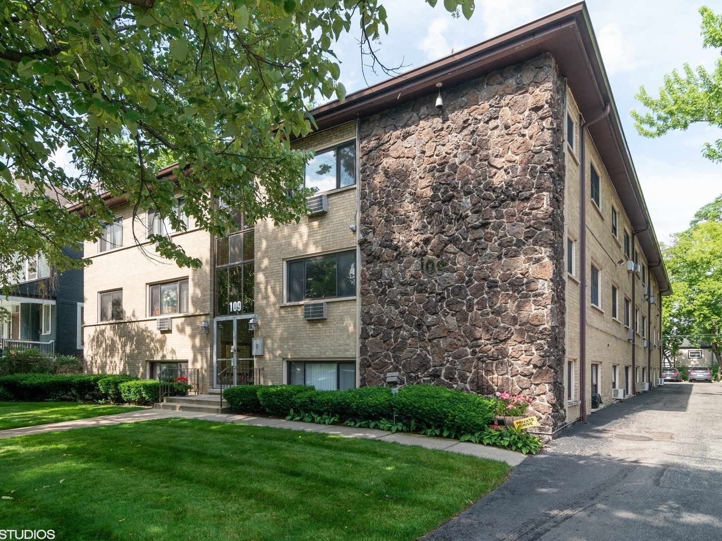 Property Photo: 109 South Elmwood Avenue 23 IL 60302
