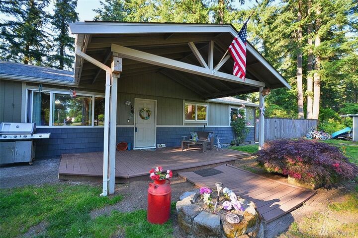 Home for sale in Rainier 11030 Charm Rd SE, Rainier, WA 98576