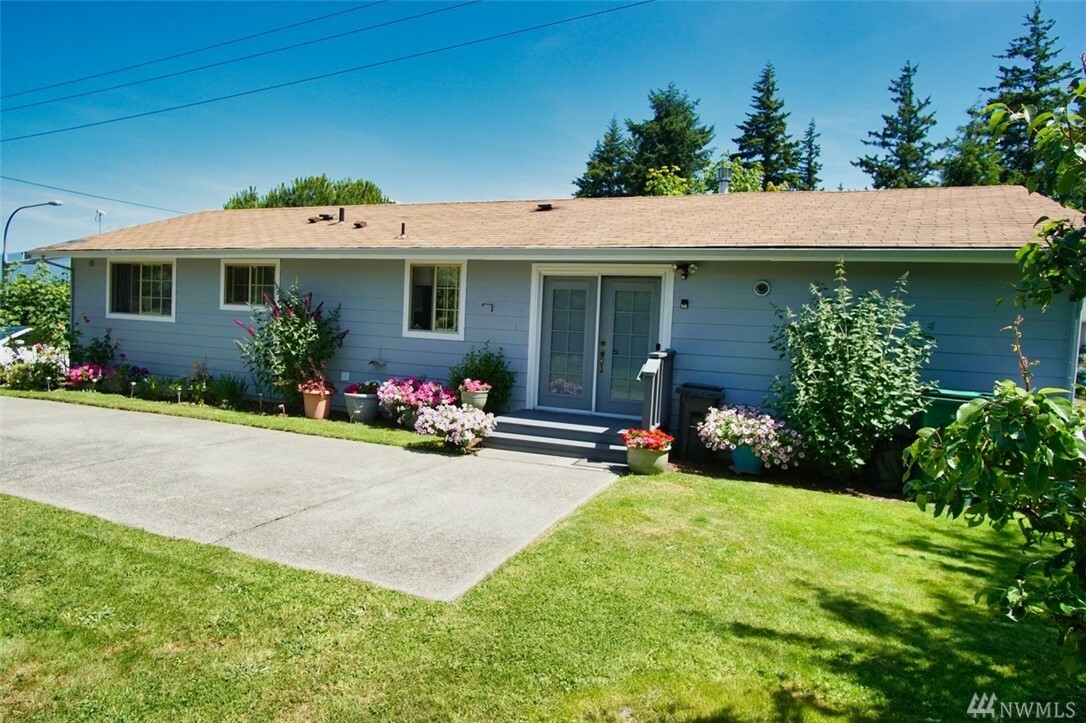 Property Photo:  825 N 18th St  WA 98273 