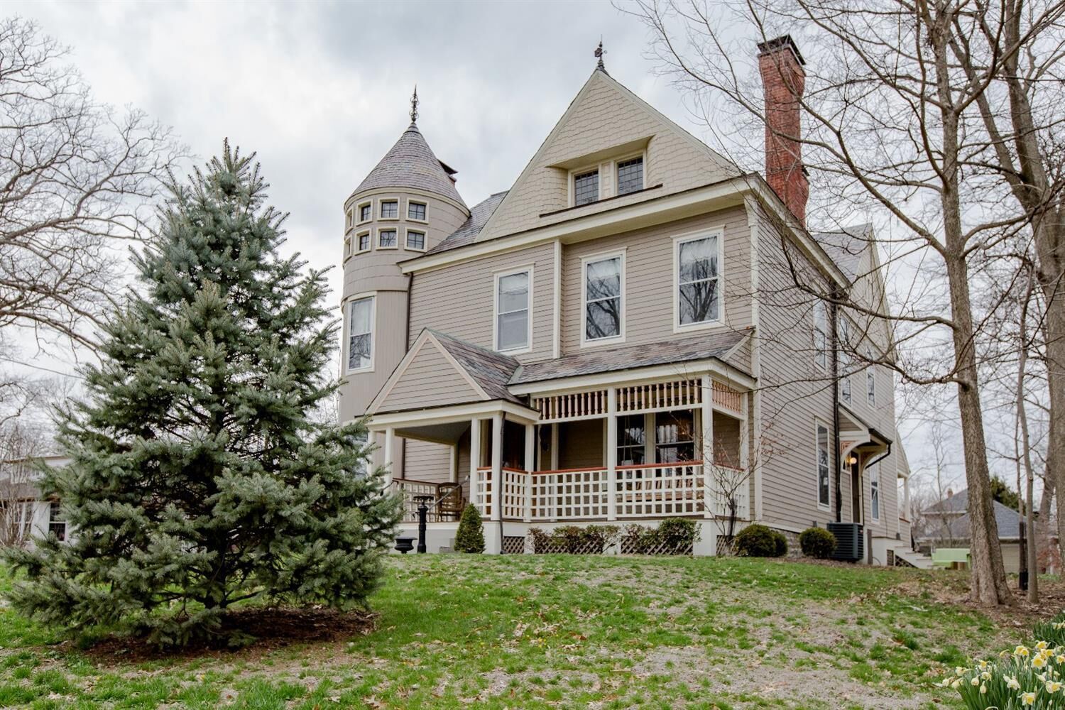 Property Photo: 216 Wilmuth Ave OH 45215