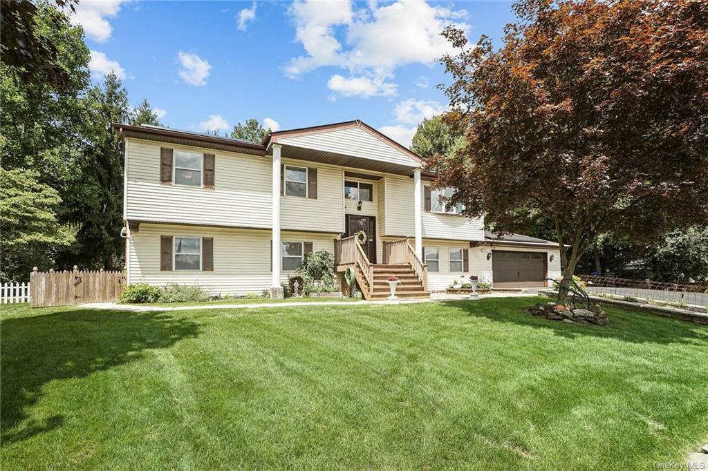 Property Photo:  6 White Oak Court  NY 10941 