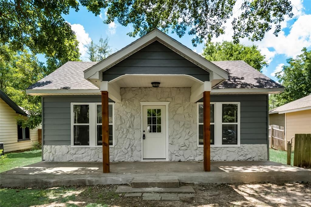 Property Photo: 1304 N Rockwall Avenue TX 75160