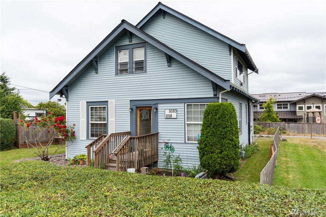 Property Photo:  1018 28th St  WA 98221 