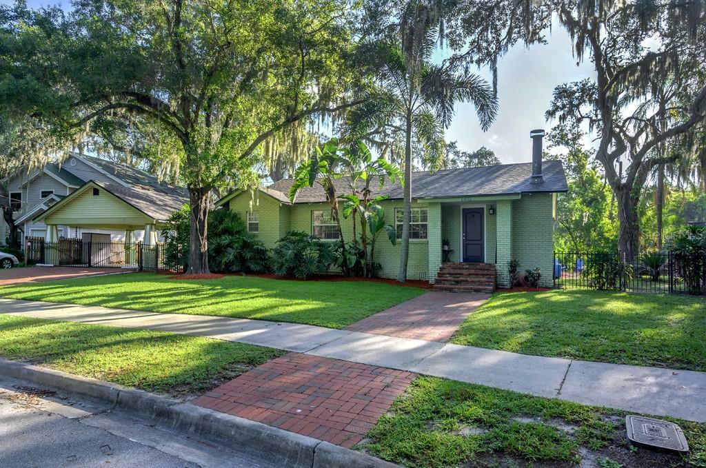 Property Photo:  1432 E Park Circle  FL 33604 